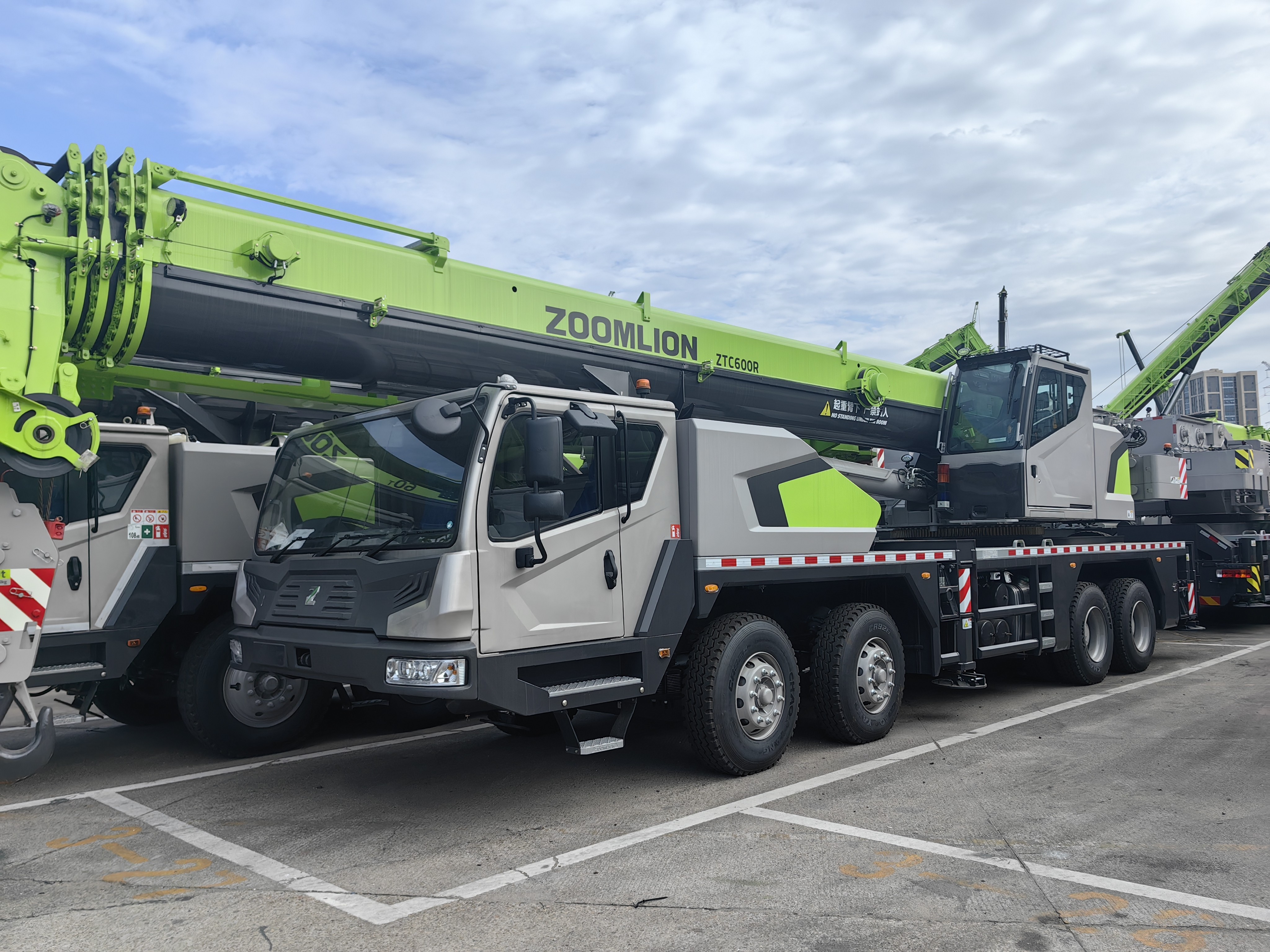 Siji Unit 60T truk kren siap kanggo pangiriman