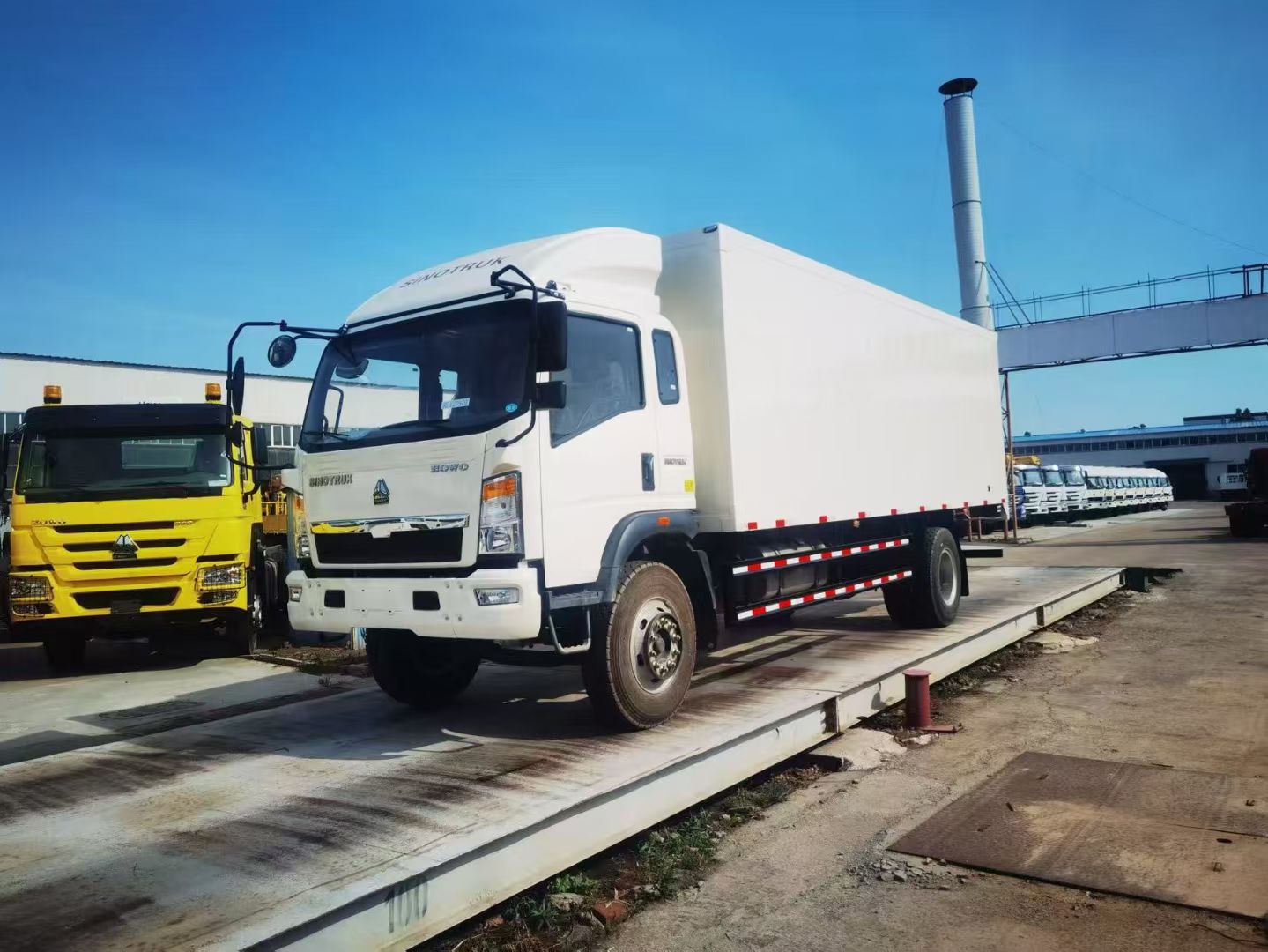 Sinotruk howo 4x2 vanbox cargo truk